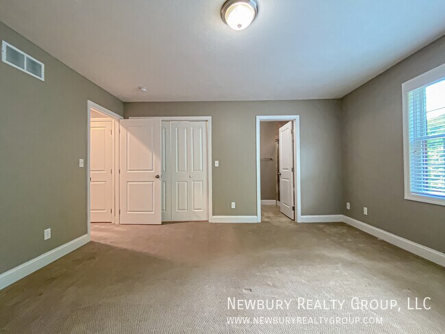 Building Photo - 147 Banksville Pl