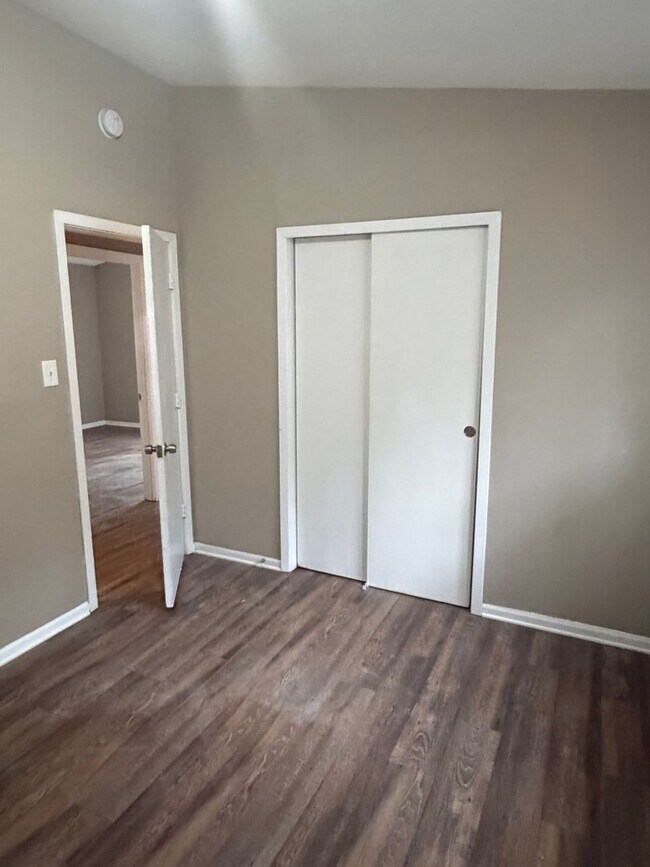 Building Photo - 3320 Ridgeland Dr