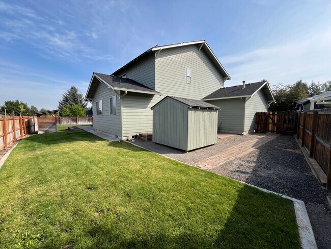 Building Photo - 3111 NE Dennis Ct