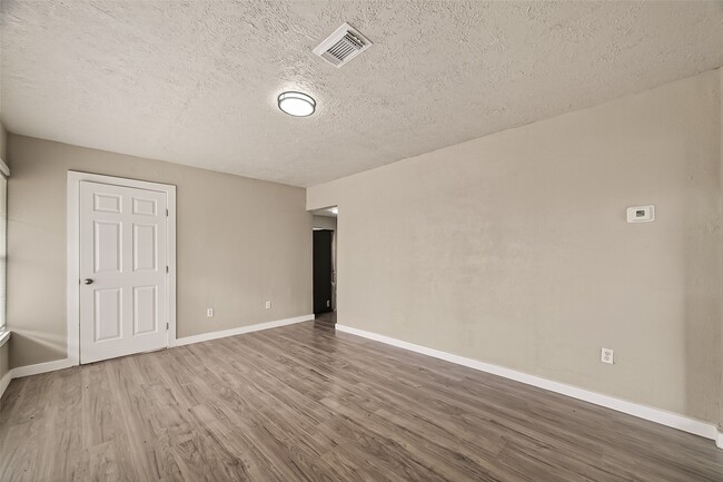 Building Photo - 1221 Parkway Dr