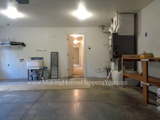 Building Photo - 260 SW Oregon Trail Dr