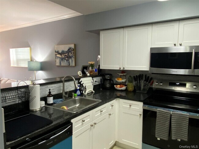 Building Photo - 300 Mamaroneck Ave