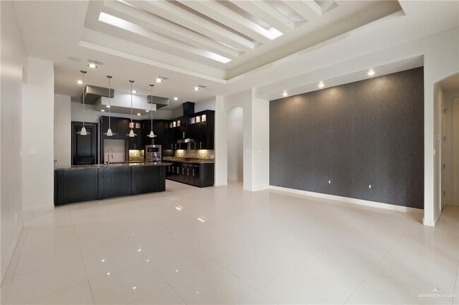 Building Photo - 17 Grand Canal Dr