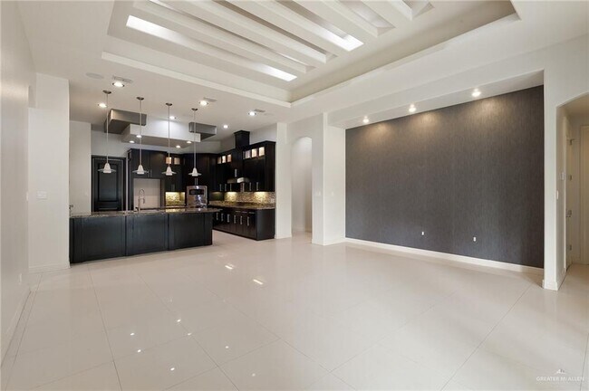 Building Photo - 2505 Grand Canal Dr