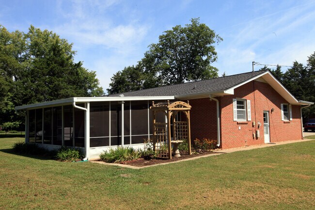 Building Photo - 707 Cathy Ct