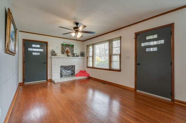 Building Photo - Charming Kingsport Home with Expansive Bas...