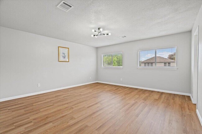 Building Photo - 2411 Glen Field Dr