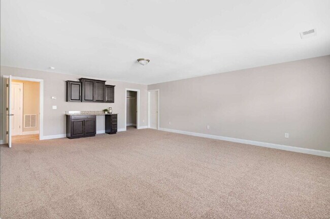 Building Photo - "Luxurious 4-Bedroom Retreat with Third Fl...