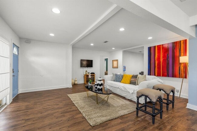 Building Photo - 5808 Community Dr