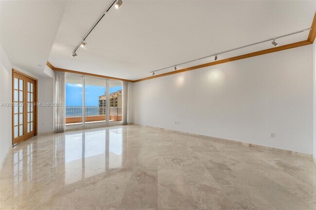 Building Photo - 785 Crandon Blvd