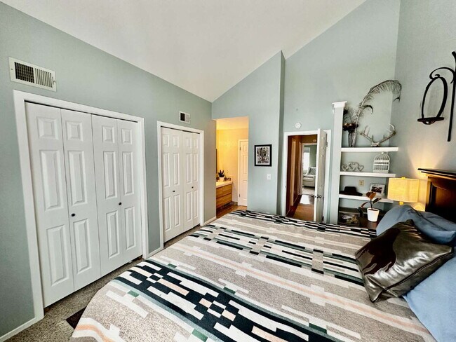 Building Photo - Wonderful 3-Bed Townhome Near Waneka Lake!