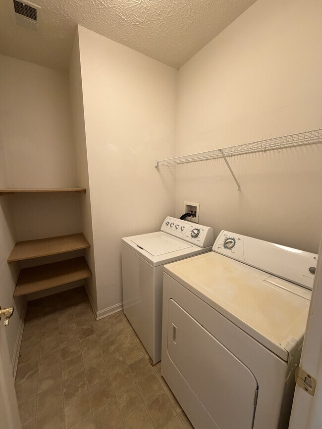 Building Photo - 9008 Executive Club Dr