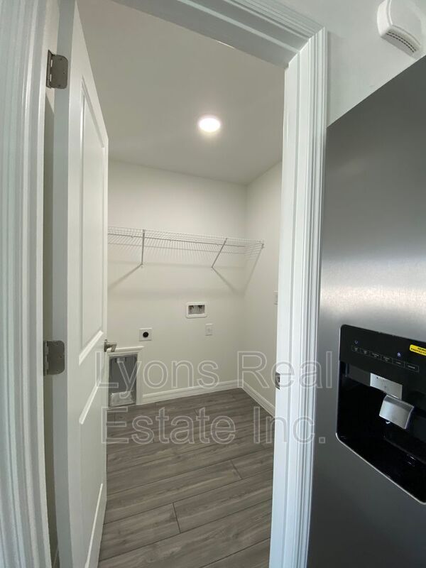 Building Photo - 2744 NE 5th Pl