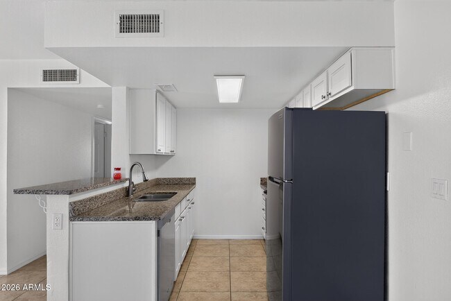 Building Photo - 2132 W Glenrosa Ave