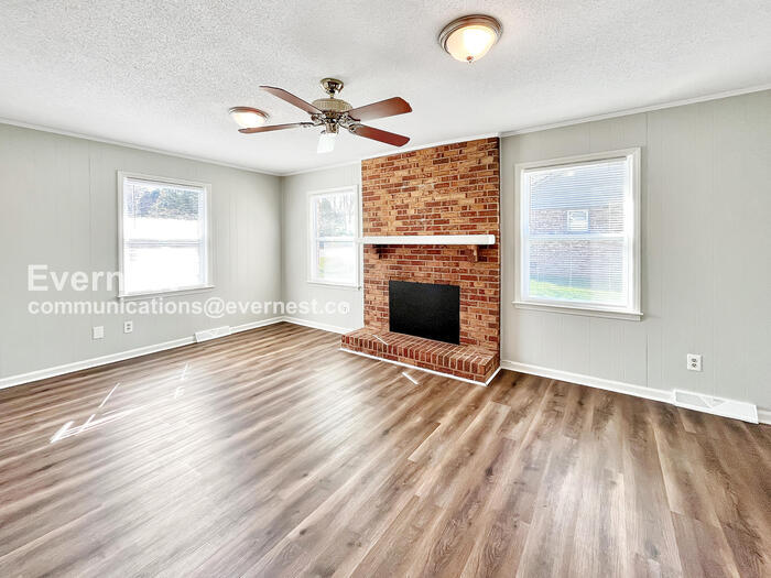 Building Photo - 425 Shallowood Ln