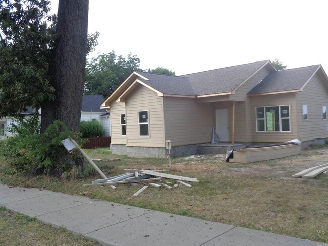 Primary Photo - 1202 W 11th St