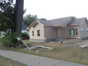 Building Photo - 1202 W 11th St