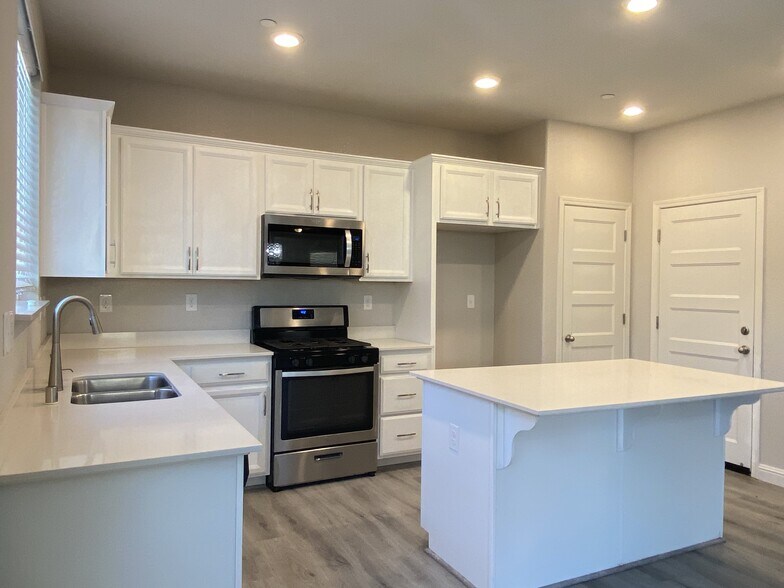 Building Photo - 220 Uccello Way
