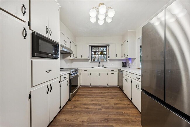 Building Photo - 6407 Lynn Ln