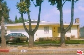 Building Photo - 909 E 68th St