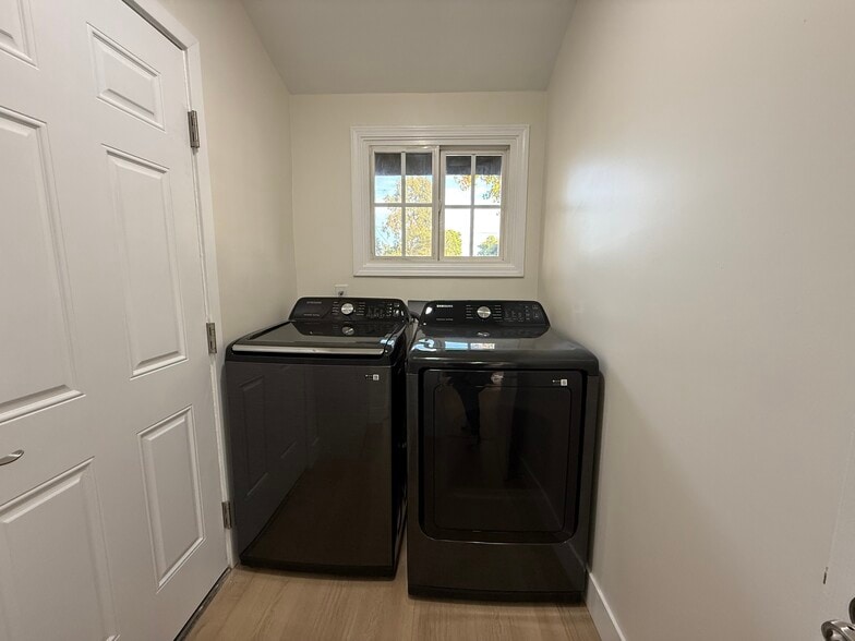 Building Photo - 9123 Woodley Ave