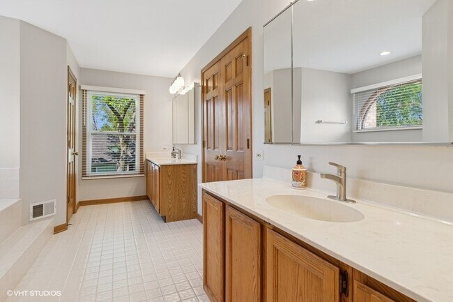 Building Photo - 970 Amberwood Cir