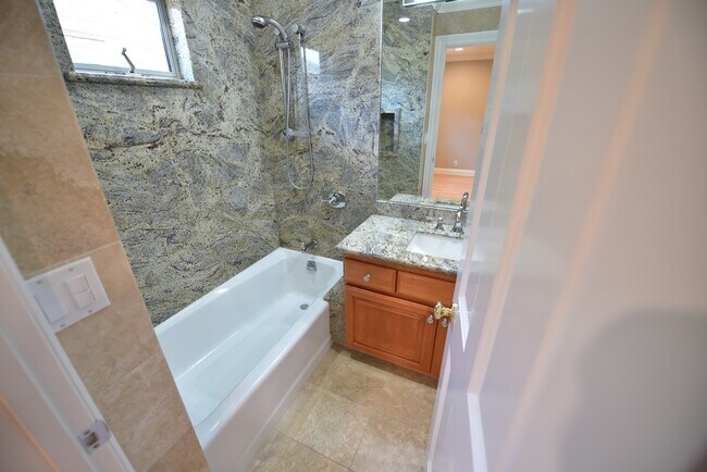 Guest en suite - 1287 Westwood St