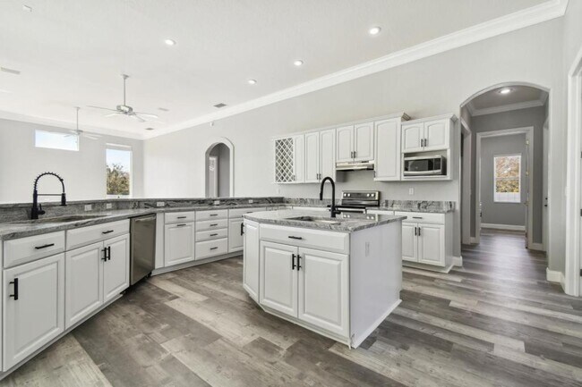 Building Photo - 6644 Country Club Rd