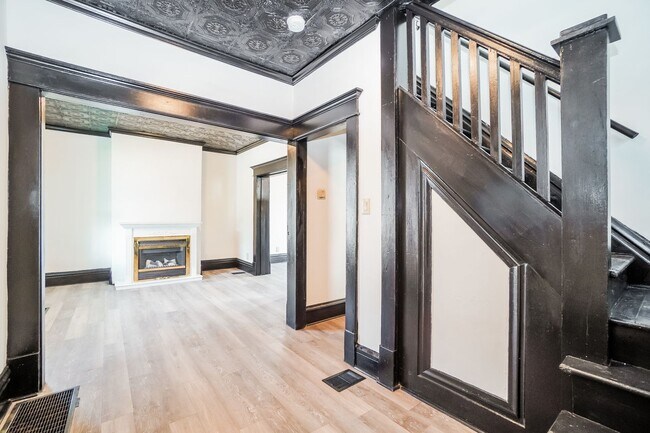 Building Photo - Newly Renovated 4 Bedroom in Central Columbus