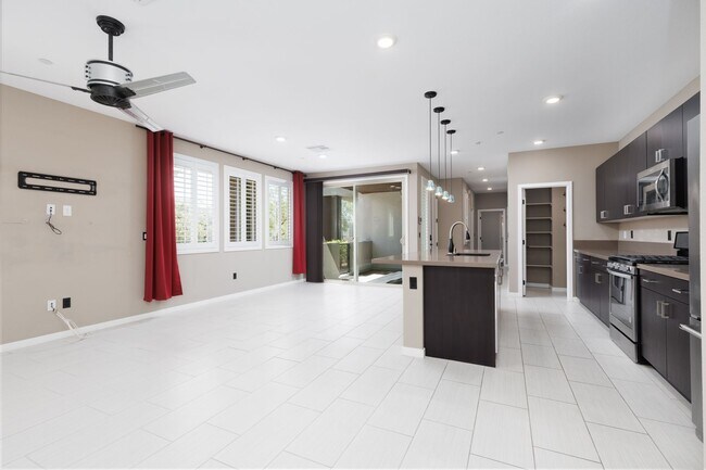 Building Photo - First floor unit in luxury gated Summerlin...