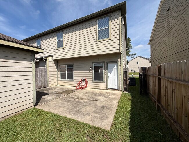 Building Photo - 2114 Vlg Xing Trl