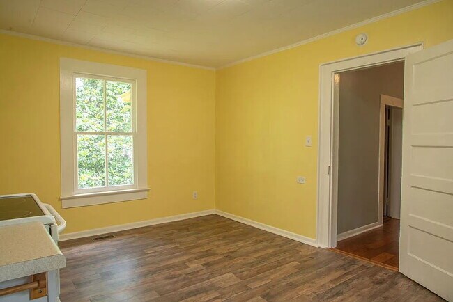 Building Photo - 1 bedroom, 1 full bath near downtown Walhalla