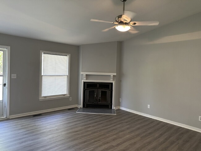 Building Photo - Charming 3-Bedroom 2-Bathroom Haven with F...
