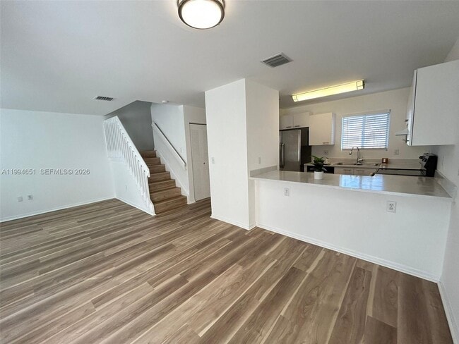 Building Photo - 6255 SW Kendale Lakes Cir