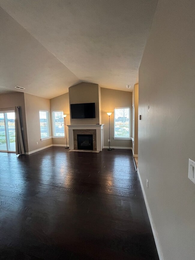 Building Photo - 3 bed 2.5 Bath Condo with 2 car garage