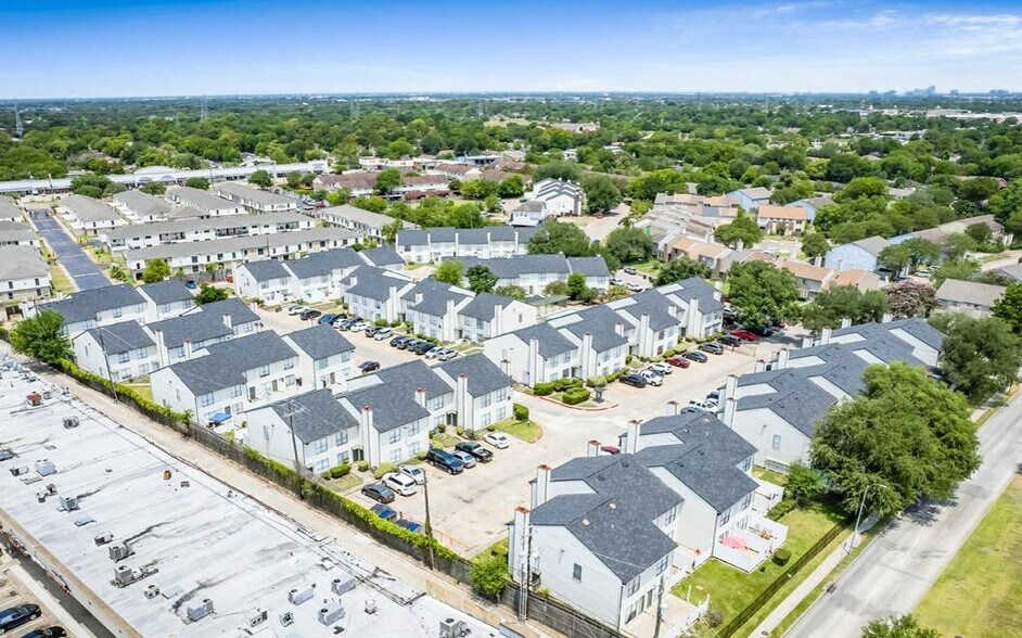 Building Photo - 10901 Village Bend Ln