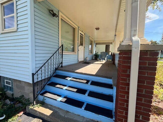 Building Photo - 354 E Indianola Ave