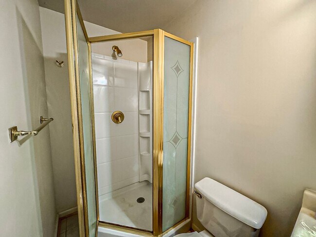 Building Photo - Fantastic 4 Bed 3.5 Bath Colonial Home Sitting On A Large Private Lot In Desired Old Bridges Estates