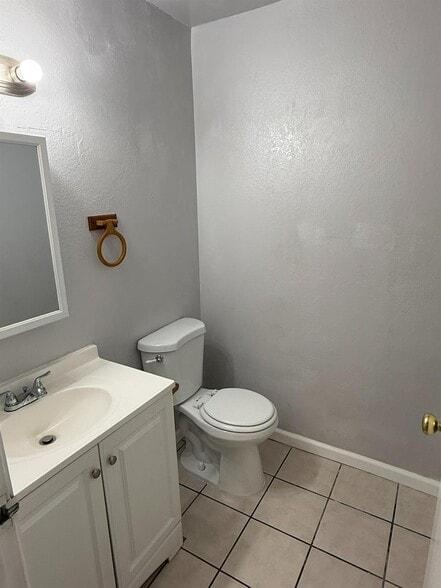 Building Photo - 724 Northfield Dr