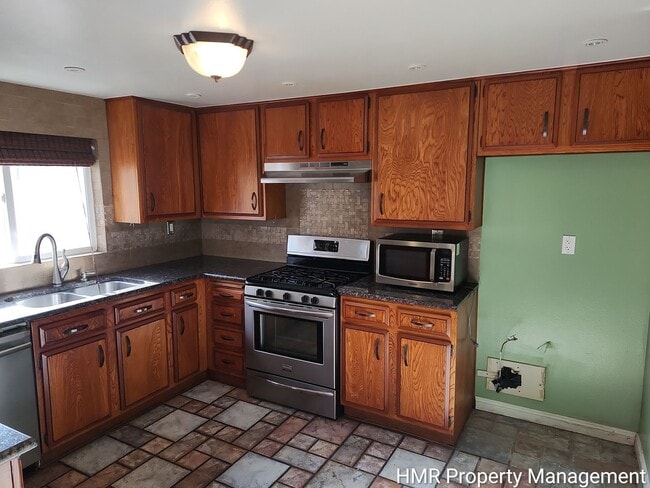 Building Photo - House on cul-de-sac with big back yard