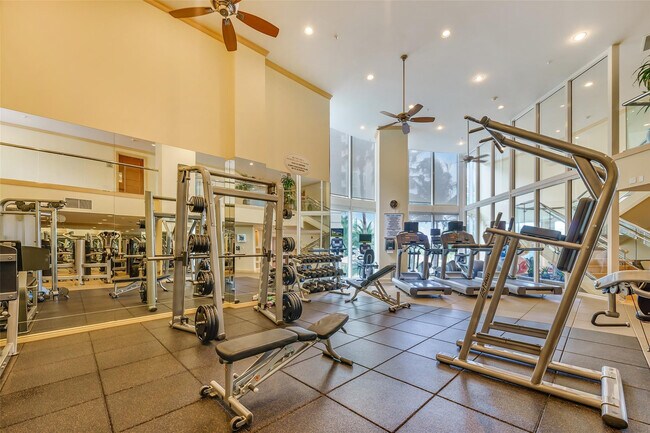 Building Photo - 347 N New River Dr E