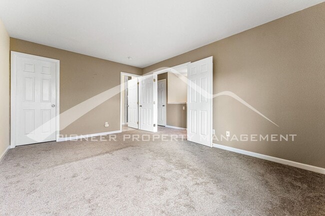 Building Photo - Spacious Townhouse with Washer/Dryer and Central AC