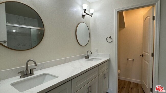 Building Photo - 923 Lotus Cir