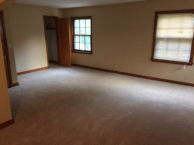Spacious LR with many windows - 1700 E Menlo Blvd