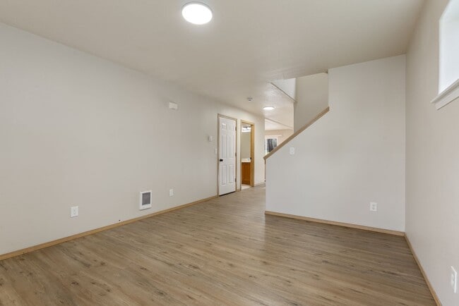 Building Photo - Beautiful Renovated 4b/2.5 bath home - SE Portland