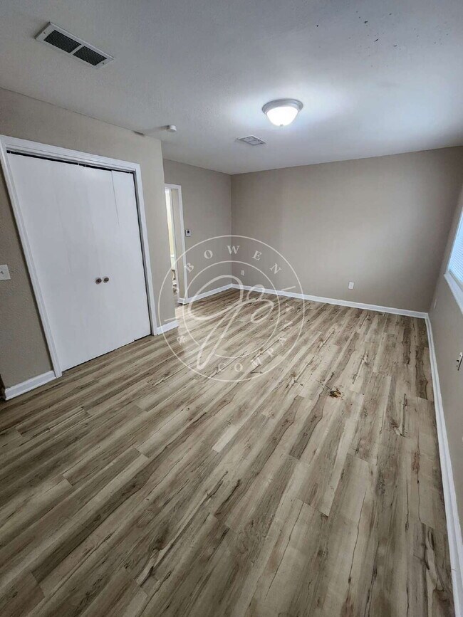 Building Photo - Updated 4-Bedroom Home with 1.5 Baths – Minutes from Oregon