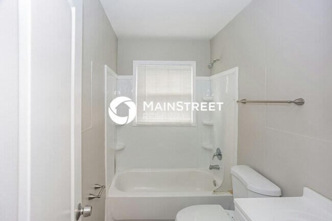 Building Photo - 3 Bedroom Pet-Friendly Home in Charlotte, NC with Main Street Renewal