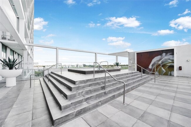 Building Photo - 2000 Metropica Wy