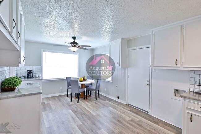 Building Photo - 3 Bedroom With Fresh Updates!
