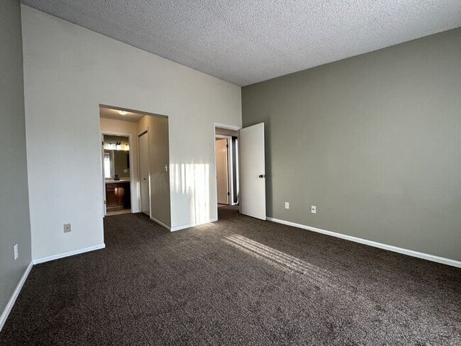 Building Photo - Beautiful 2BR Lakewood Condo with Modern C...